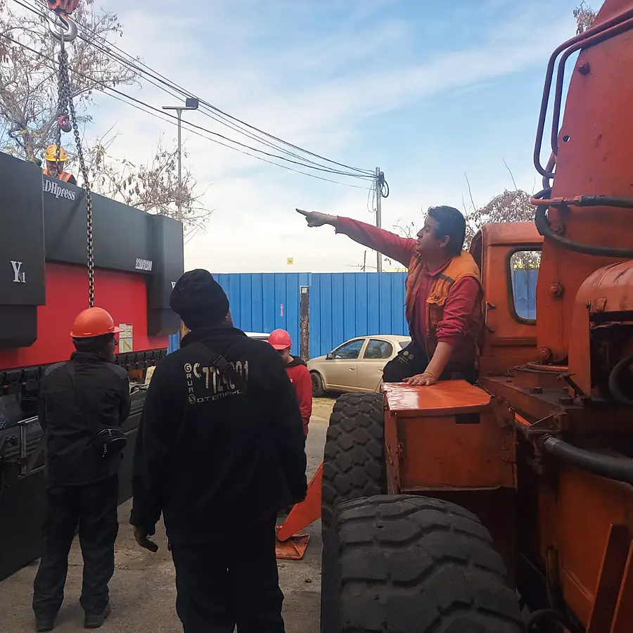 Rigger dirigiendo la maniobra de izaje desde la grúa horquilla