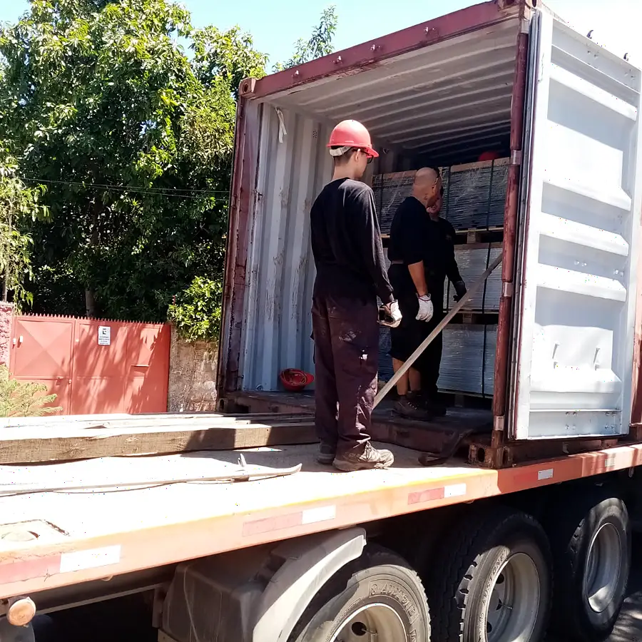 Descarga de pallets de piedra desde un contenedor de 40 pies