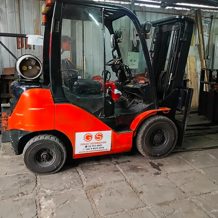 Grúa horquilla de Grúas Sotomayor estacionada en la bodega del cliente