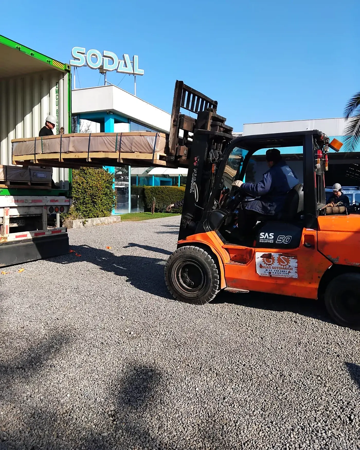 Grúa horquilla trasladando un caballete de vidrio hasta la bodega del cliente