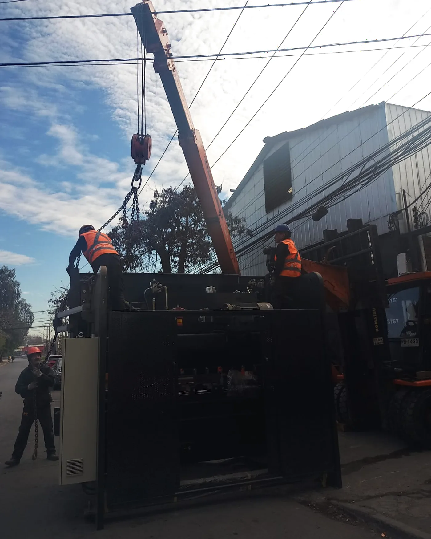 Grúa pluma telescópica de Grúas Sotomayor izando una carga en faena